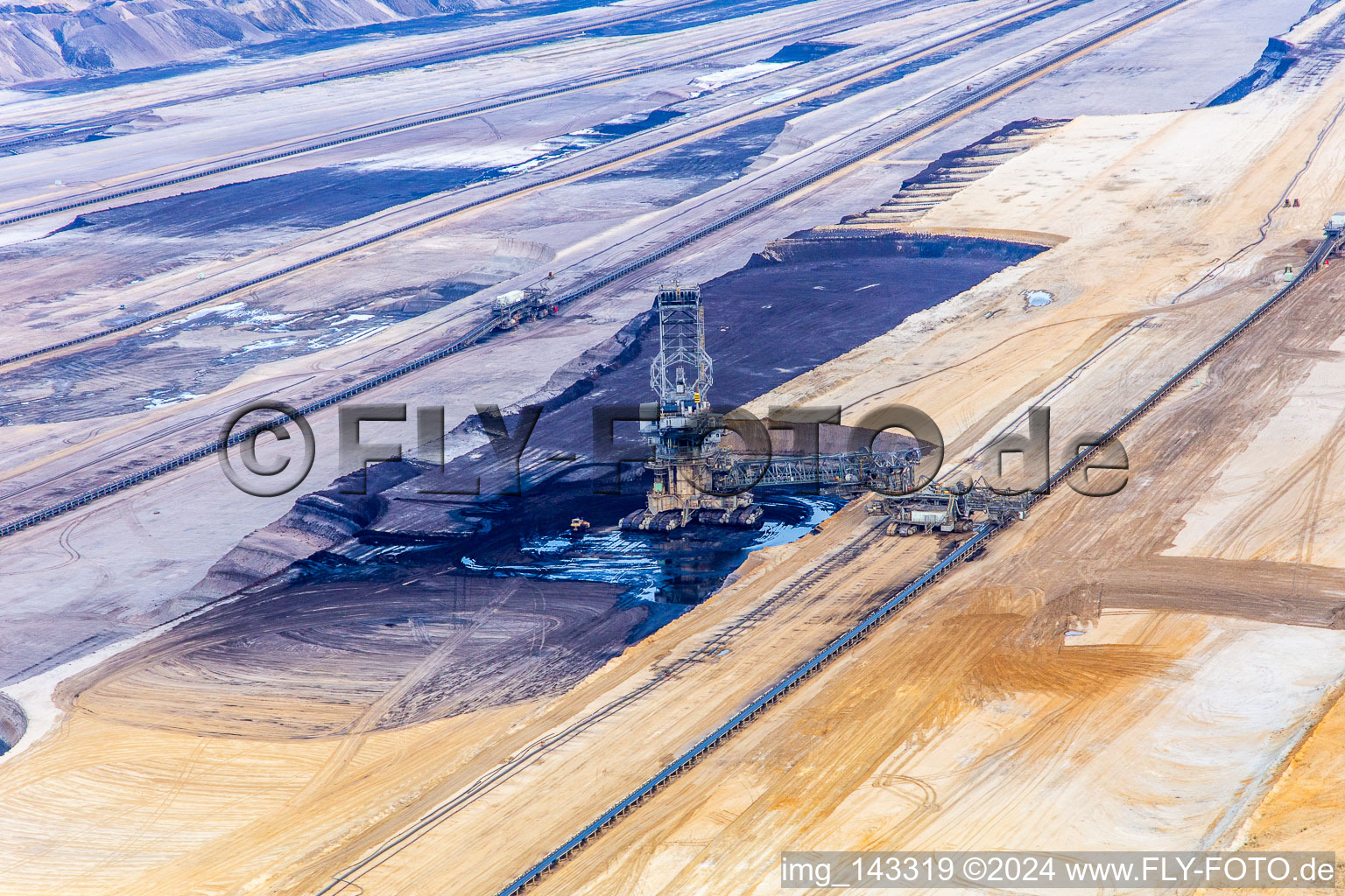 Vue aérienne de Grue de levage dans la mine de lignite à ciel ouvert de Garzweiler à le quartier Hochneukirch in Jüchen dans le département Rhénanie du Nord-Westphalie, Allemagne