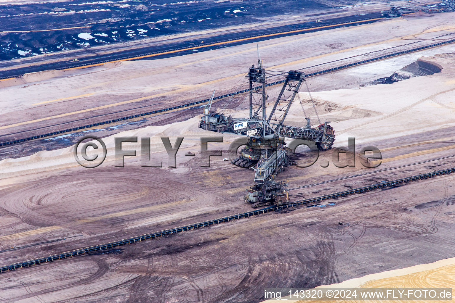 Photographie aérienne de Grue de levage dans la mine de lignite à ciel ouvert de Garzweiler à le quartier Hochneukirch in Jüchen dans le département Rhénanie du Nord-Westphalie, Allemagne