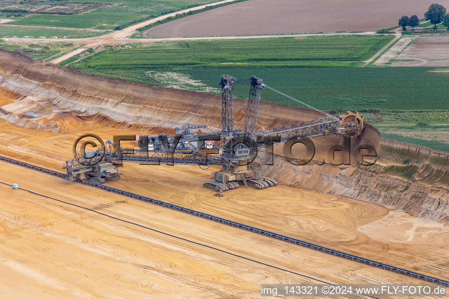 Vue aérienne de Une grue de levage géante ronge d'anciennes terres agricoles pour l'expansion vers l'ouest de la mine de lignite à ciel ouvert de Garzweiler à le quartier Immerath in Erkelenz dans le département Rhénanie du Nord-Westphalie, Allemagne