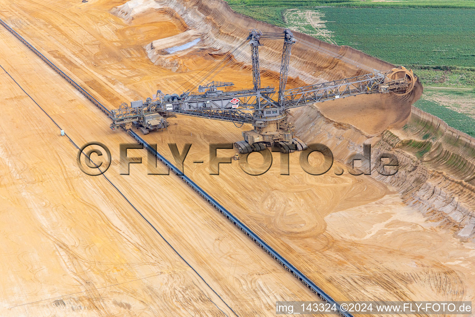 Photographie aérienne de Une grue de levage géante ronge d'anciennes terres agricoles pour l'expansion vers l'ouest de la mine de lignite à ciel ouvert de Garzweiler à le quartier Immerath in Erkelenz dans le département Rhénanie du Nord-Westphalie, Allemagne