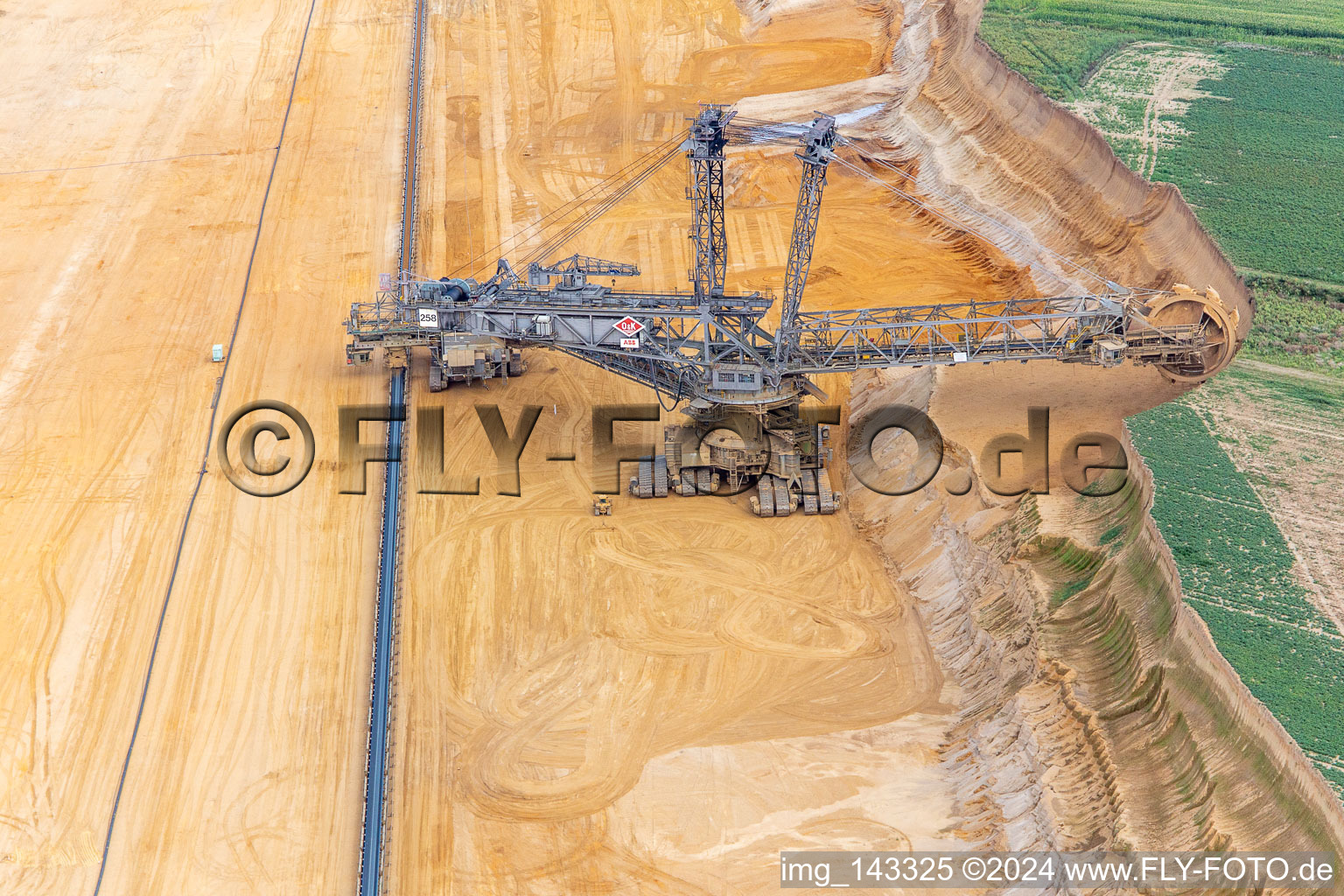 Vue oblique de Une grue de levage géante ronge d'anciennes terres agricoles pour l'expansion vers l'ouest de la mine de lignite à ciel ouvert de Garzweiler à le quartier Immerath in Erkelenz dans le département Rhénanie du Nord-Westphalie, Allemagne