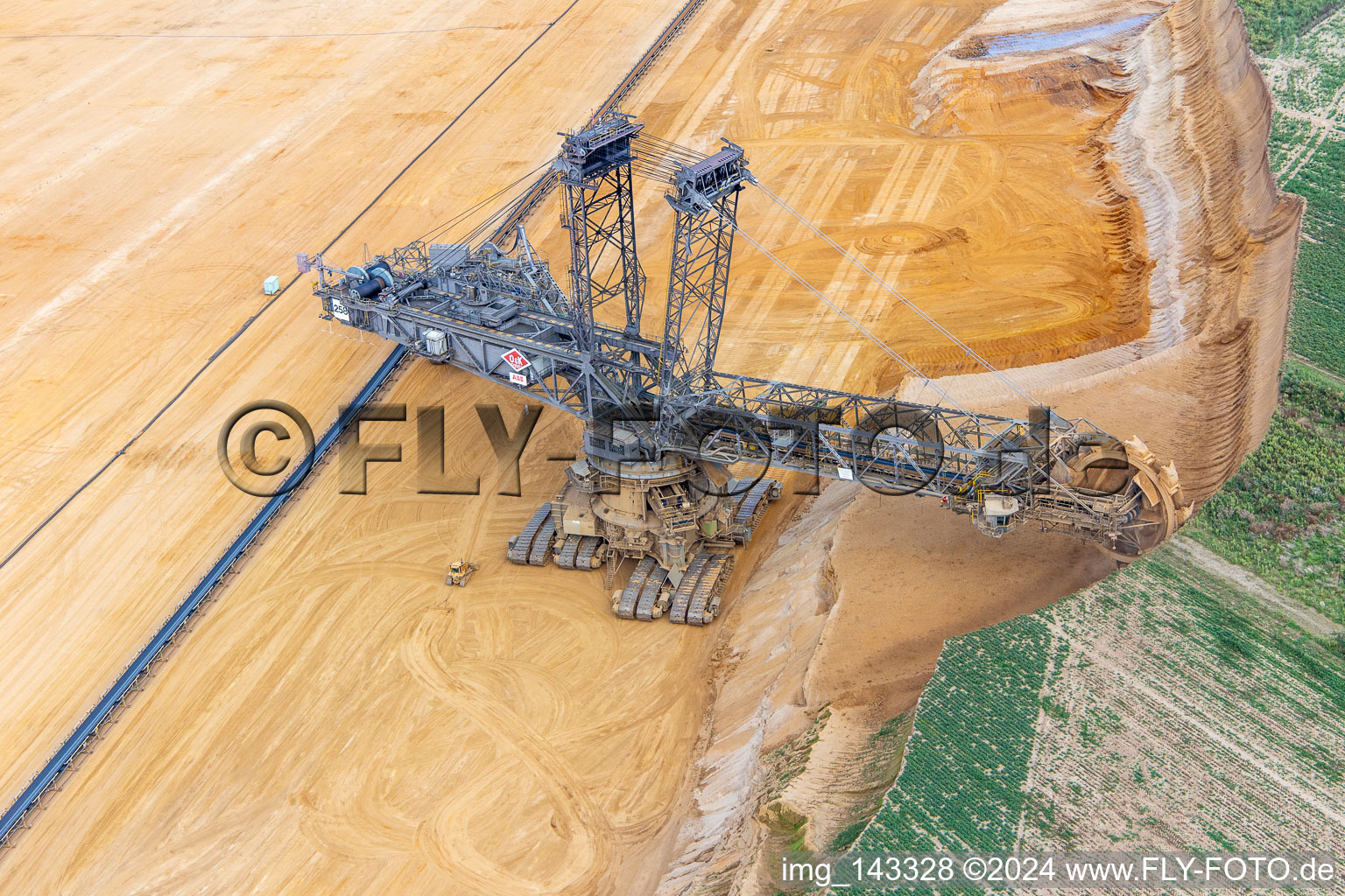 Une grue de levage géante ronge d'anciennes terres agricoles pour l'expansion vers l'ouest de la mine de lignite à ciel ouvert de Garzweiler à le quartier Immerath in Erkelenz dans le département Rhénanie du Nord-Westphalie, Allemagne d'en haut