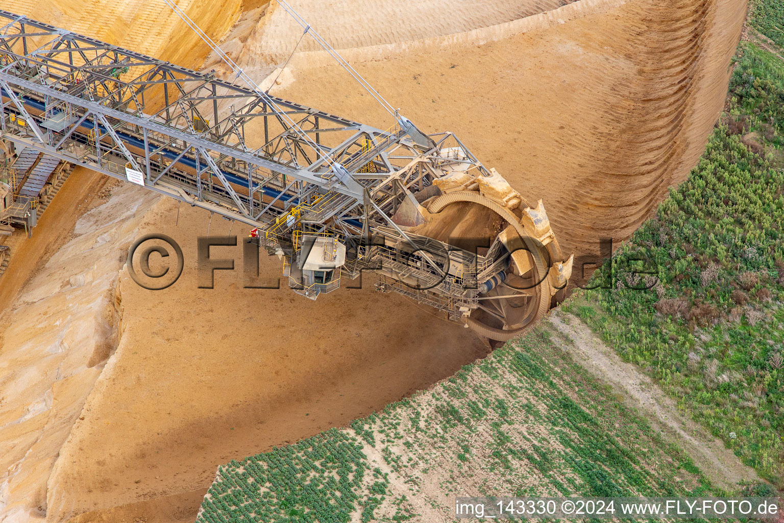 Une grue de levage géante ronge d'anciennes terres agricoles pour l'expansion vers l'ouest de la mine de lignite à ciel ouvert de Garzweiler à le quartier Immerath in Erkelenz dans le département Rhénanie du Nord-Westphalie, Allemagne hors des airs