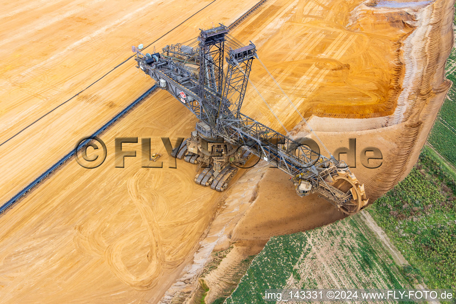 Une grue de levage géante ronge d'anciennes terres agricoles pour l'expansion vers l'ouest de la mine de lignite à ciel ouvert de Garzweiler à le quartier Immerath in Erkelenz dans le département Rhénanie du Nord-Westphalie, Allemagne vue d'en haut