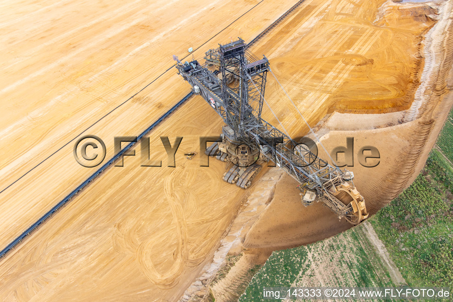 Une grue de levage géante ronge d'anciennes terres agricoles pour l'expansion vers l'ouest de la mine de lignite à ciel ouvert de Garzweiler à le quartier Immerath in Erkelenz dans le département Rhénanie du Nord-Westphalie, Allemagne depuis l'avion