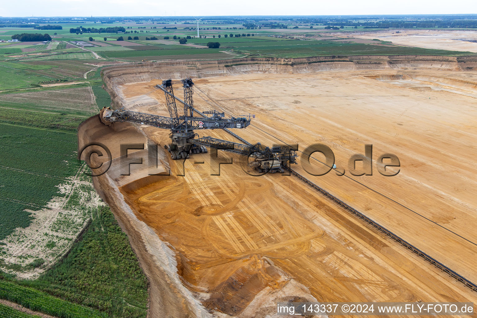 Vue d'oiseau de Une grue de levage géante ronge d'anciennes terres agricoles pour l'expansion vers l'ouest de la mine de lignite à ciel ouvert de Garzweiler à le quartier Immerath in Erkelenz dans le département Rhénanie du Nord-Westphalie, Allemagne