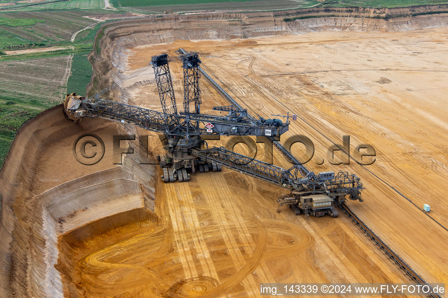 Une grue de levage géante ronge d'anciennes terres agricoles pour l'expansion vers l'ouest de la mine de lignite à ciel ouvert de Garzweiler à le quartier Immerath in Erkelenz dans le département Rhénanie du Nord-Westphalie, Allemagne vue du ciel