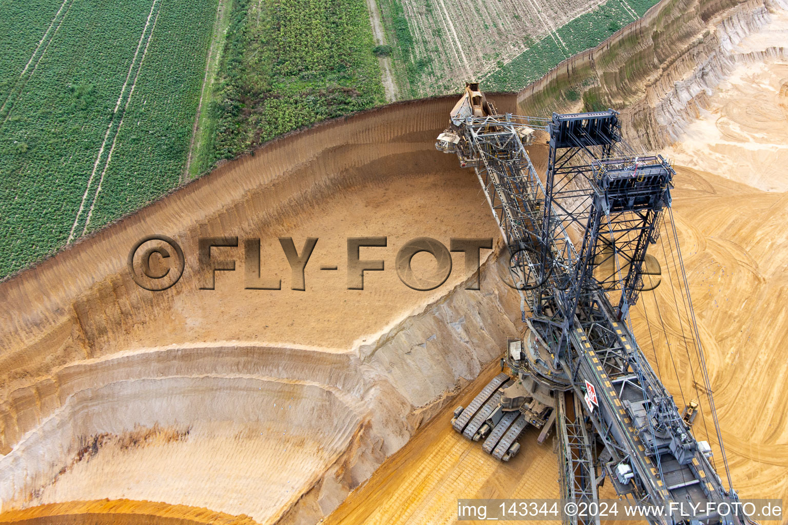 Enregistrement par drone de Une grue de levage géante ronge d'anciennes terres agricoles pour l'expansion vers l'ouest de la mine de lignite à ciel ouvert de Garzweiler à le quartier Immerath in Erkelenz dans le département Rhénanie du Nord-Westphalie, Allemagne