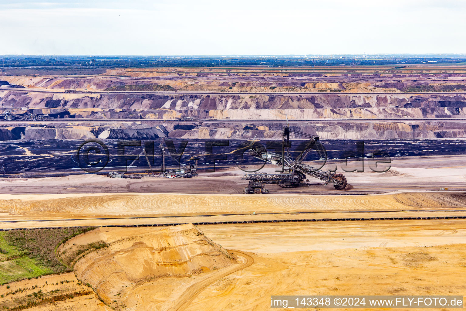 Vue oblique de Grue de levage dans la mine de lignite à ciel ouvert de Garzweiler à le quartier Hochneukirch in Jüchen dans le département Rhénanie du Nord-Westphalie, Allemagne