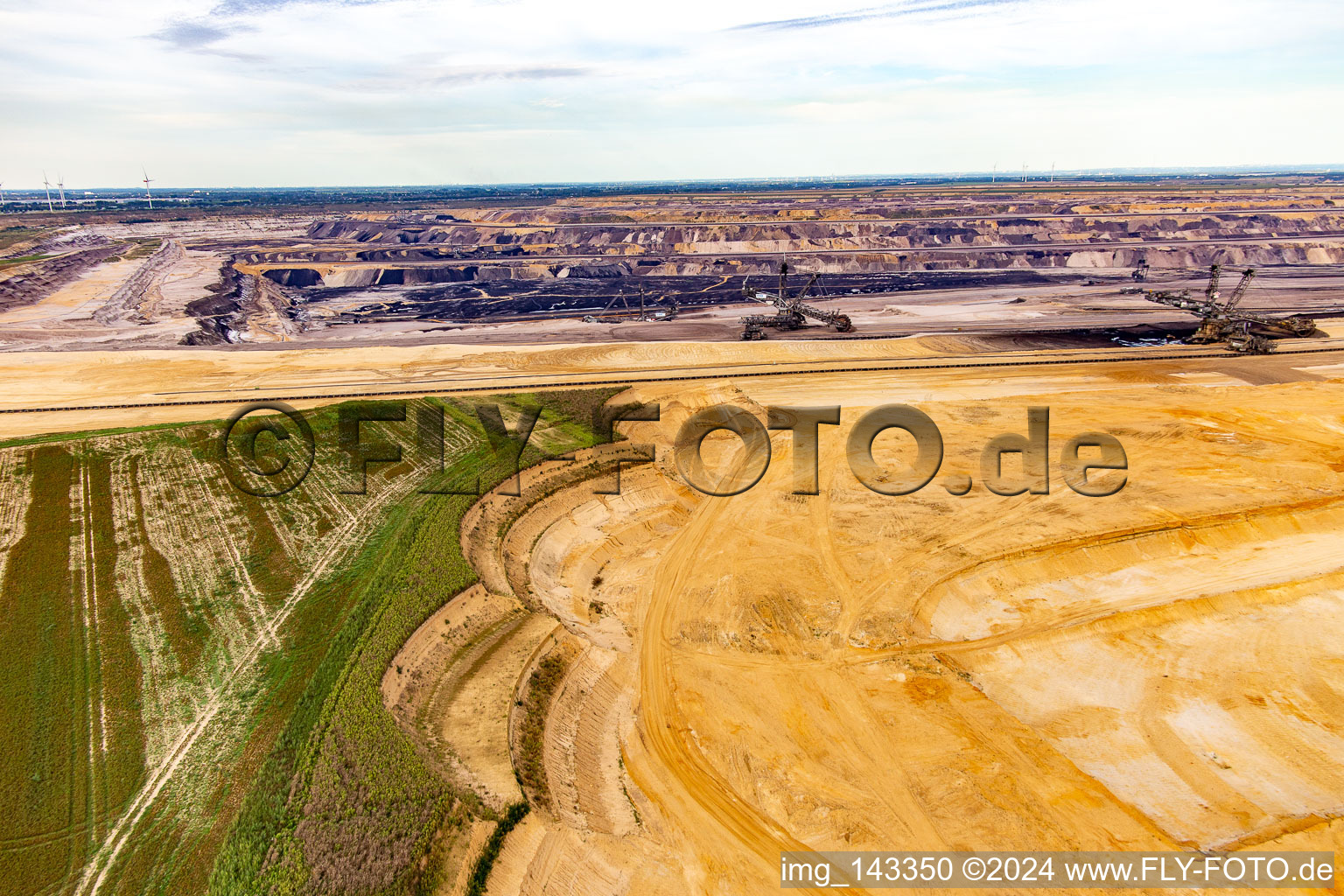 Vue aérienne de Bordure des terres encore cultivables pour l'extension ouest de la mine de lignite à ciel ouvert de Garzweiler à le quartier Immerath in Erkelenz dans le département Rhénanie du Nord-Westphalie, Allemagne