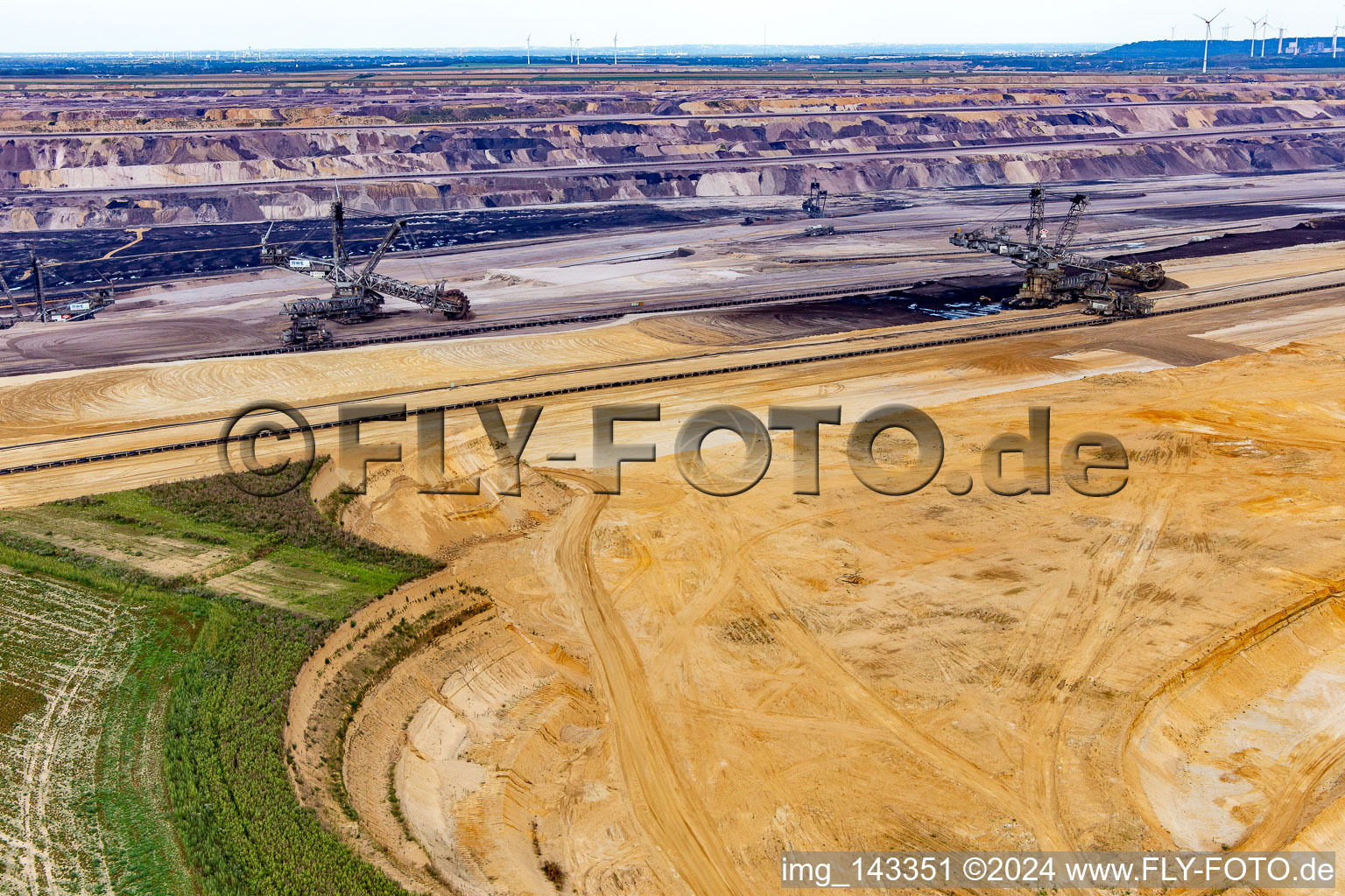 Vue aérienne de Bordure des terres encore cultivables pour l'extension ouest de la mine de lignite à ciel ouvert de Garzweiler à le quartier Immerath in Erkelenz dans le département Rhénanie du Nord-Westphalie, Allemagne