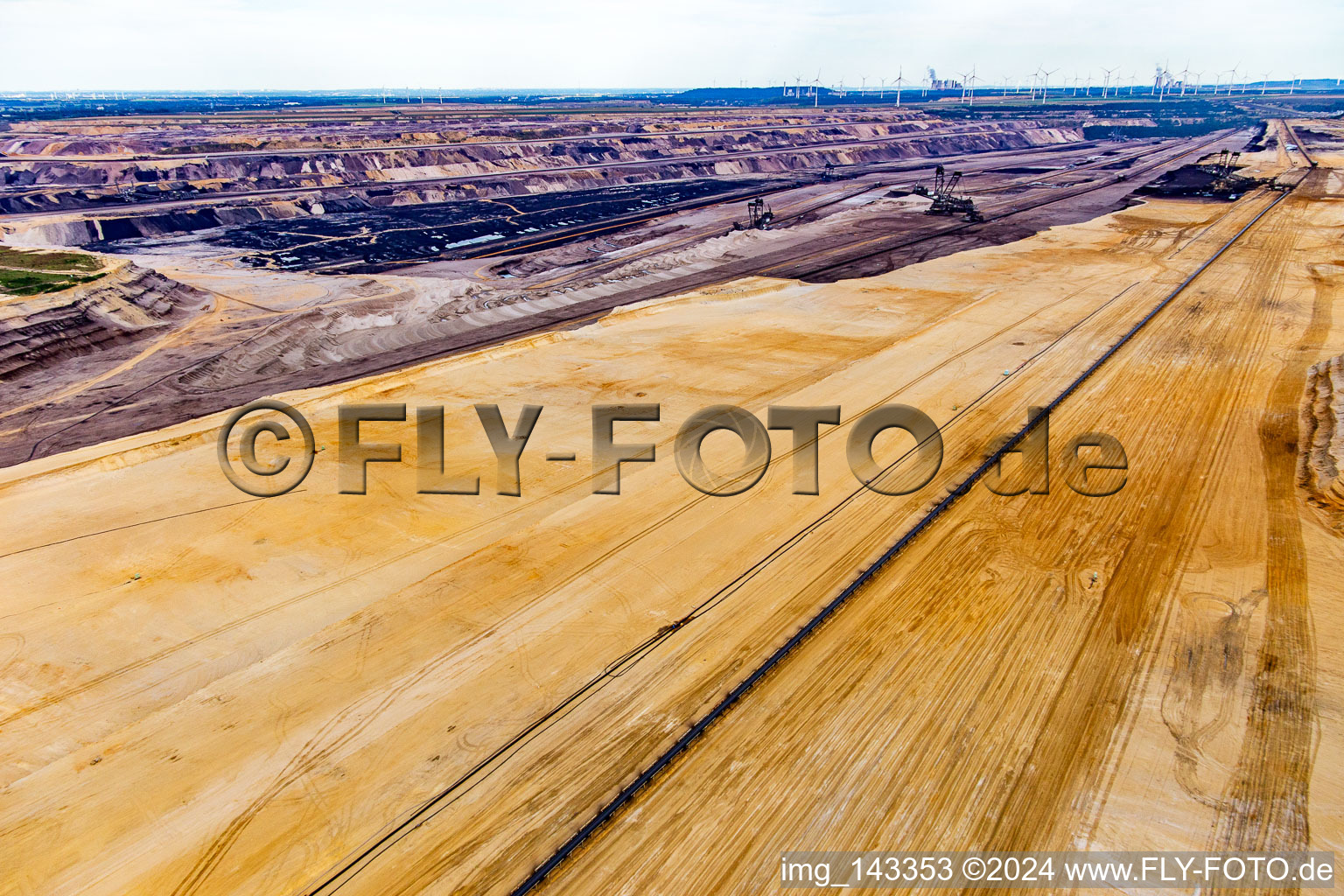 Vue aérienne de Vue de la mine de lignite à ciel ouvert de Garzweiler depuis le nord à le quartier Borschemich in Erkelenz dans le département Rhénanie du Nord-Westphalie, Allemagne