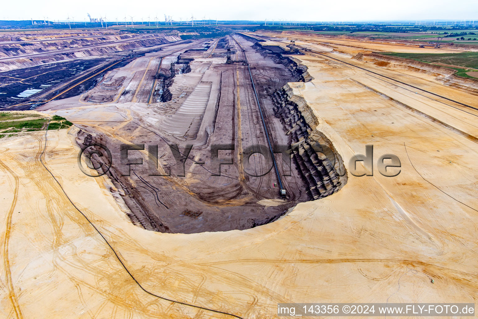 Vue aérienne de Vue de la mine de lignite à ciel ouvert de Garzweiler depuis le nord à le quartier Borschemich in Erkelenz dans le département Rhénanie du Nord-Westphalie, Allemagne