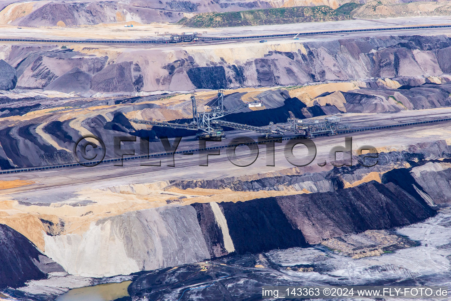 Photographie aérienne de Couches de morts-terrains et de charbon aux couleurs intéressantes dans la mine de lignite à ciel ouvert de Garzweiler à le quartier Borschemich in Erkelenz dans le département Rhénanie du Nord-Westphalie, Allemagne