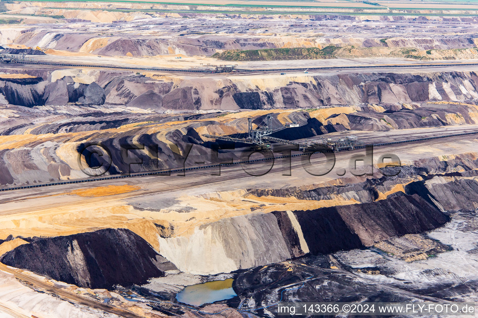 Couches de morts-terrains et de charbon aux couleurs intéressantes dans la mine de lignite à ciel ouvert de Garzweiler à le quartier Borschemich in Erkelenz dans le département Rhénanie du Nord-Westphalie, Allemagne d'en haut