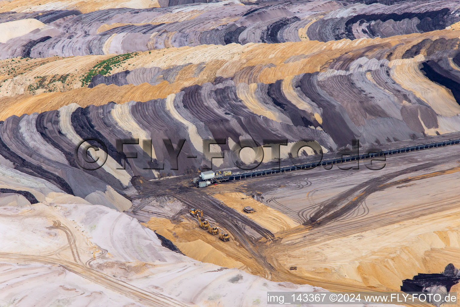 Couches de morts-terrains et de charbon aux couleurs intéressantes dans la mine de lignite à ciel ouvert de Garzweiler à le quartier Borschemich in Erkelenz dans le département Rhénanie du Nord-Westphalie, Allemagne hors des airs