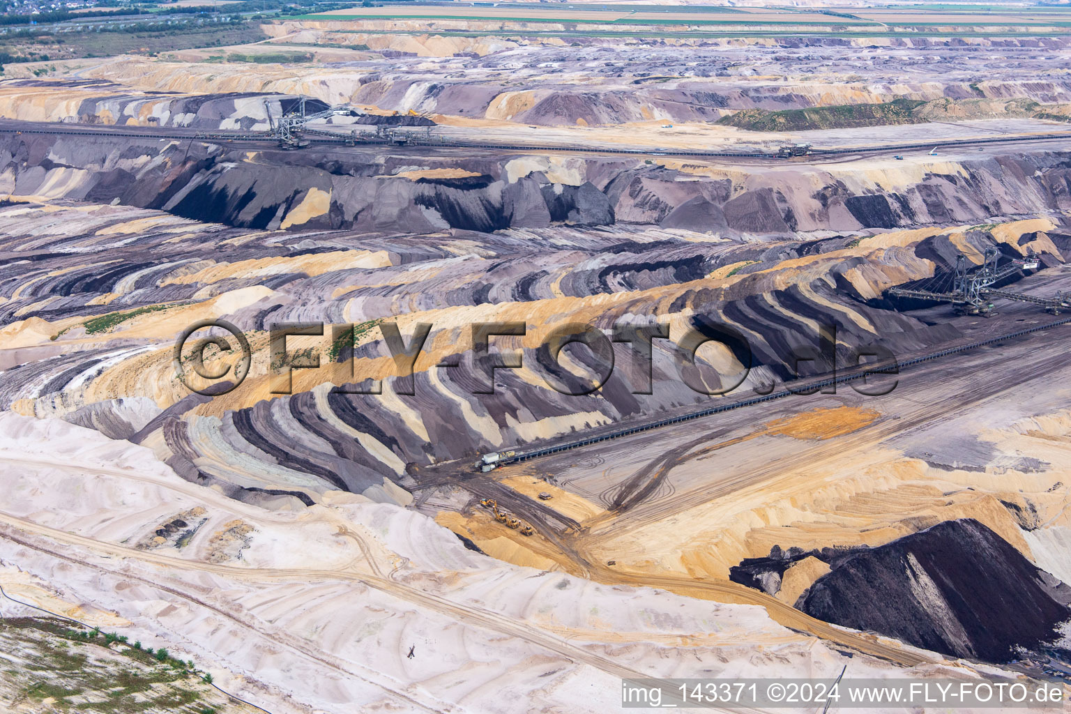 Couches de morts-terrains et de charbon aux couleurs intéressantes dans la mine de lignite à ciel ouvert de Garzweiler à le quartier Borschemich in Erkelenz dans le département Rhénanie du Nord-Westphalie, Allemagne depuis l'avion