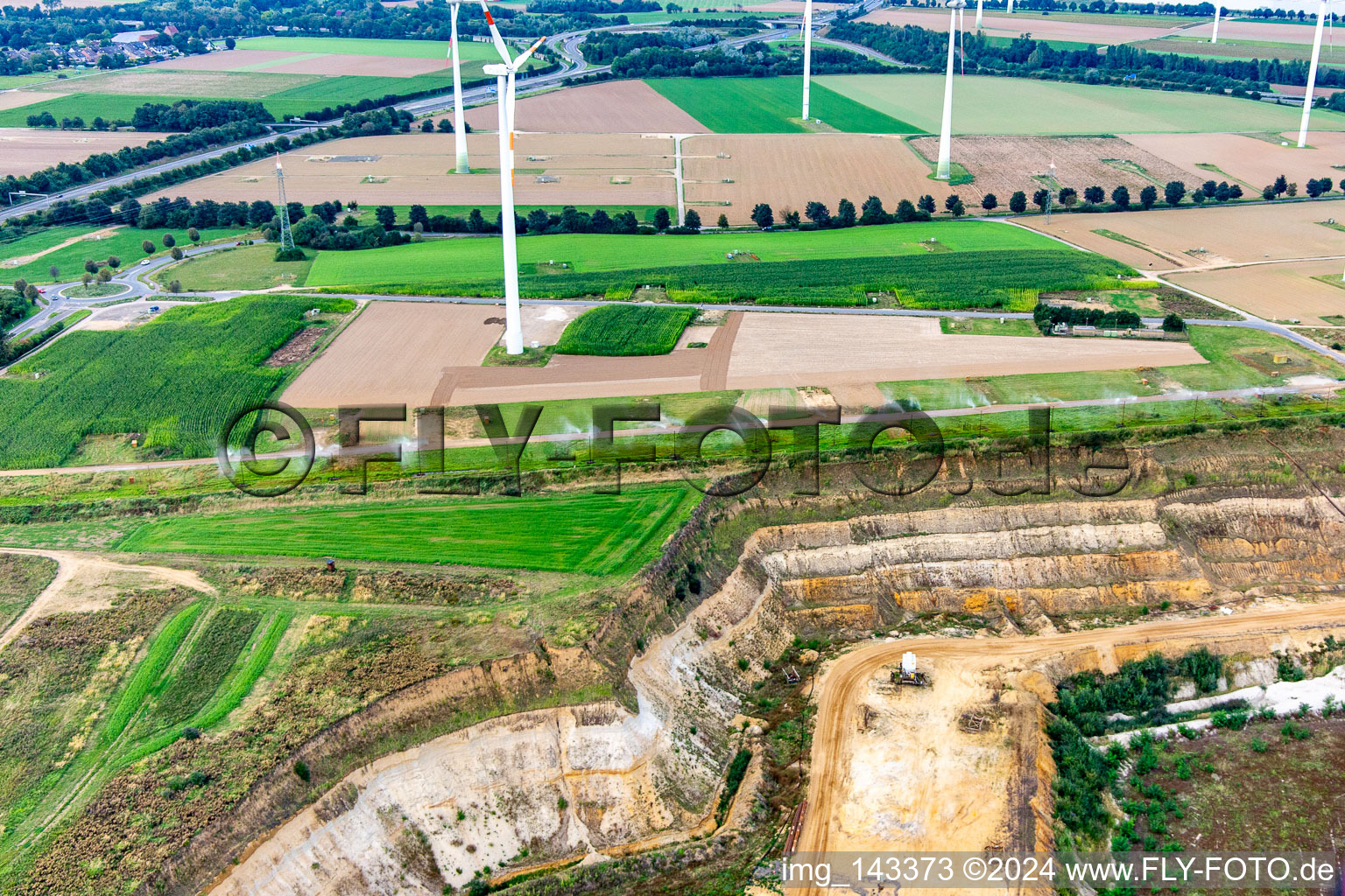 Vue aérienne de Pulvérisateur d'eau sur la clôture pour réduire la poussière à la limite nord de la mine de lignite à ciel ouvert de Garzweiler à le quartier Wanlo in Mönchengladbach dans le département Rhénanie du Nord-Westphalie, Allemagne