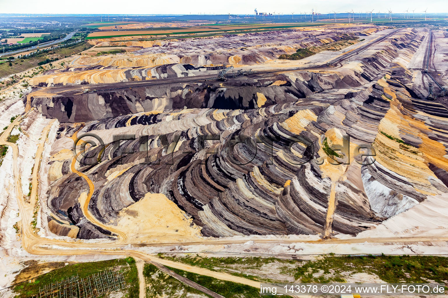 Enregistrement par drone de Couches de morts-terrains et de charbon aux couleurs intéressantes dans la mine de lignite à ciel ouvert de Garzweiler à le quartier Borschemich in Erkelenz dans le département Rhénanie du Nord-Westphalie, Allemagne