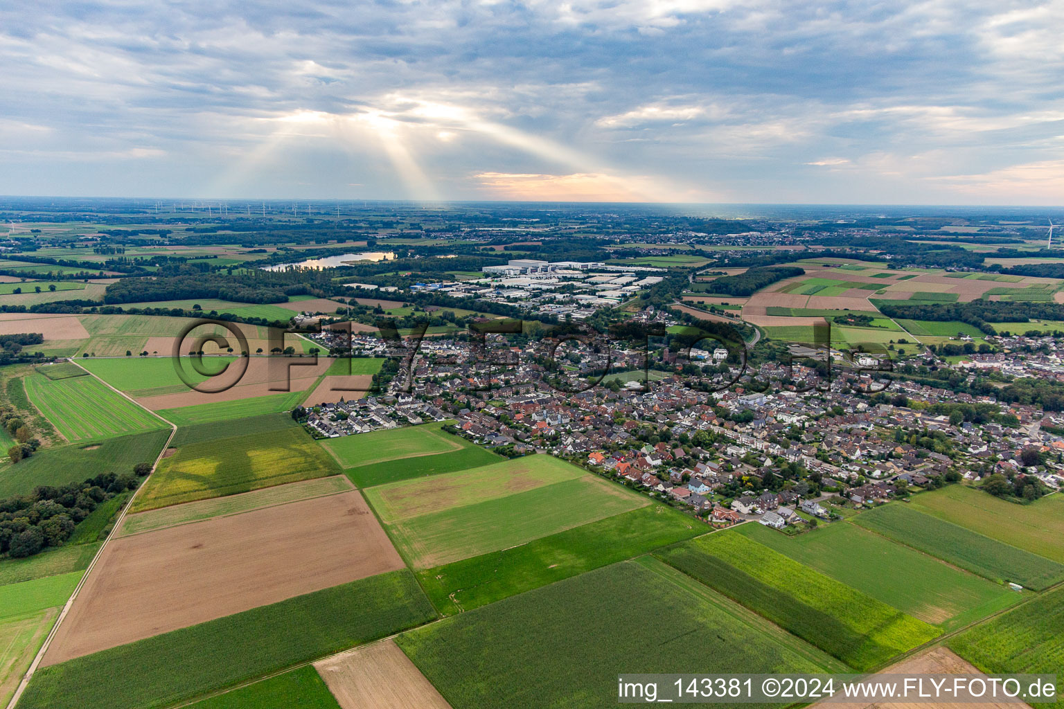 Vue aérienne de Ville vue de l'est à le quartier Baal in Hückelhoven dans le département Rhénanie du Nord-Westphalie, Allemagne
