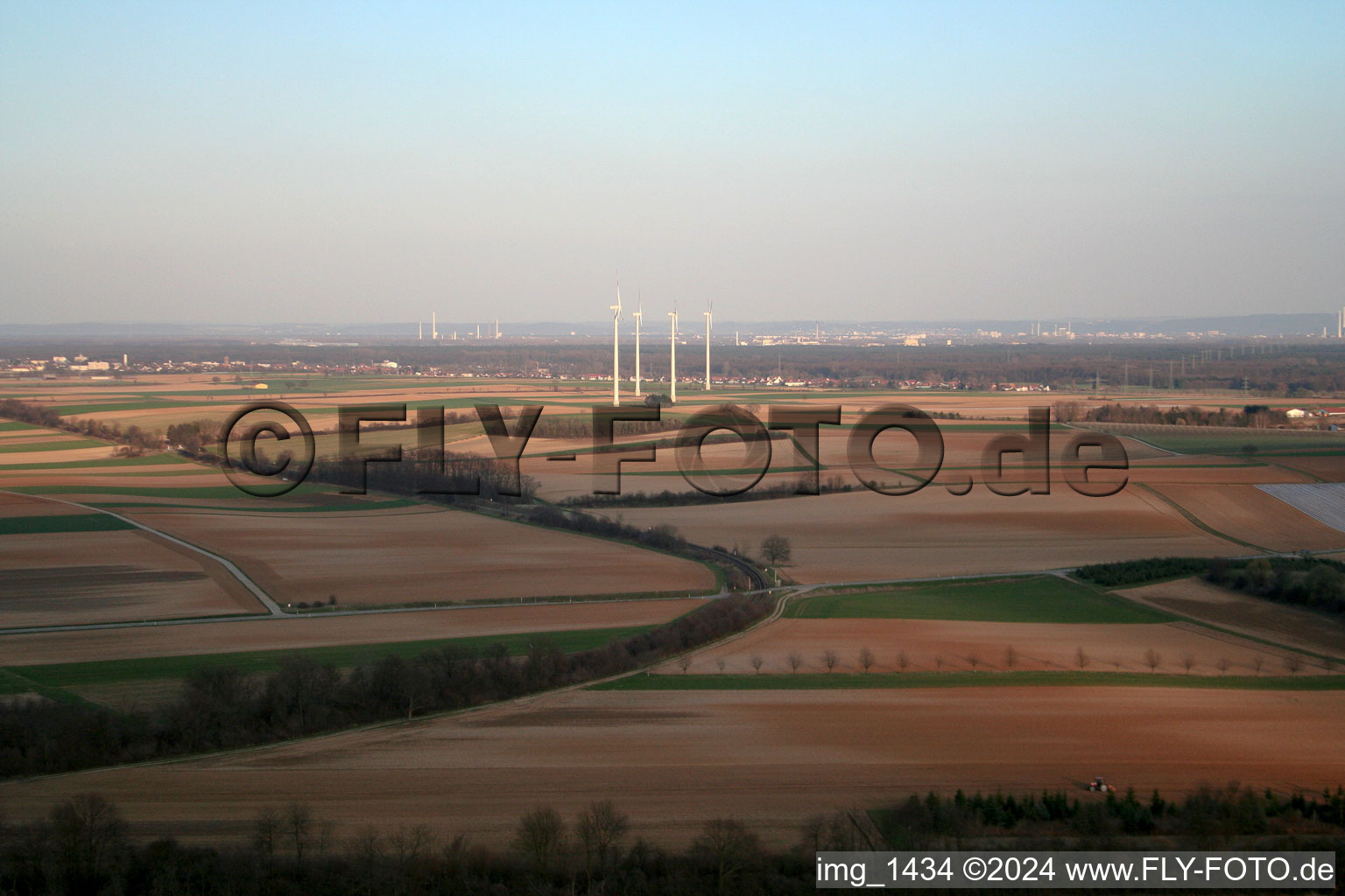 Vue aérienne de Les éoliennes de l'ouest à Minfeld dans le département Rhénanie-Palatinat, Allemagne