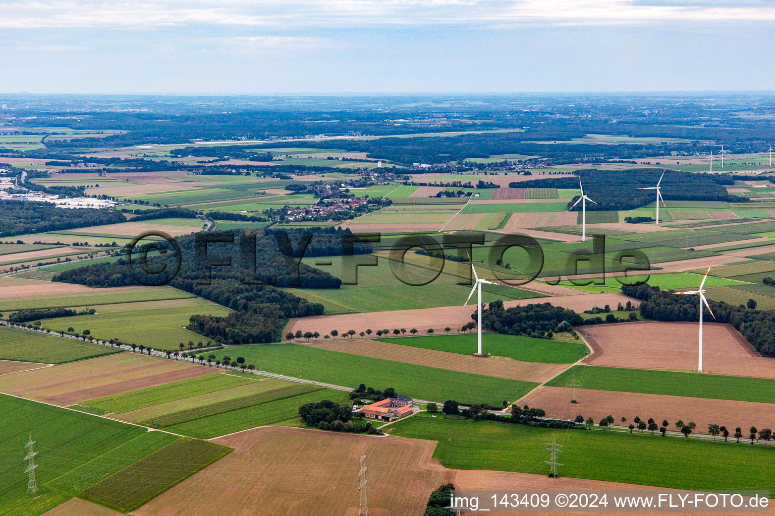 Vue aérienne de Aussiedlerhof au parc éolien à le quartier Tripsrath in Geilenkirchen dans le département Rhénanie du Nord-Westphalie, Allemagne