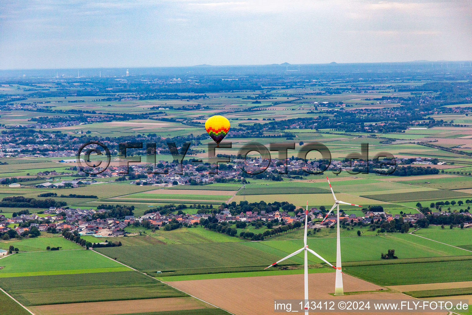 Vue aérienne de Montgolfière au parc éolien à le quartier Straeten in Heinsberg dans le département Rhénanie du Nord-Westphalie, Allemagne