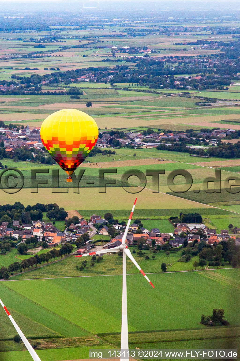 Vue aérienne de Montgolfière au parc éolien à le quartier Straeten in Heinsberg dans le département Rhénanie du Nord-Westphalie, Allemagne