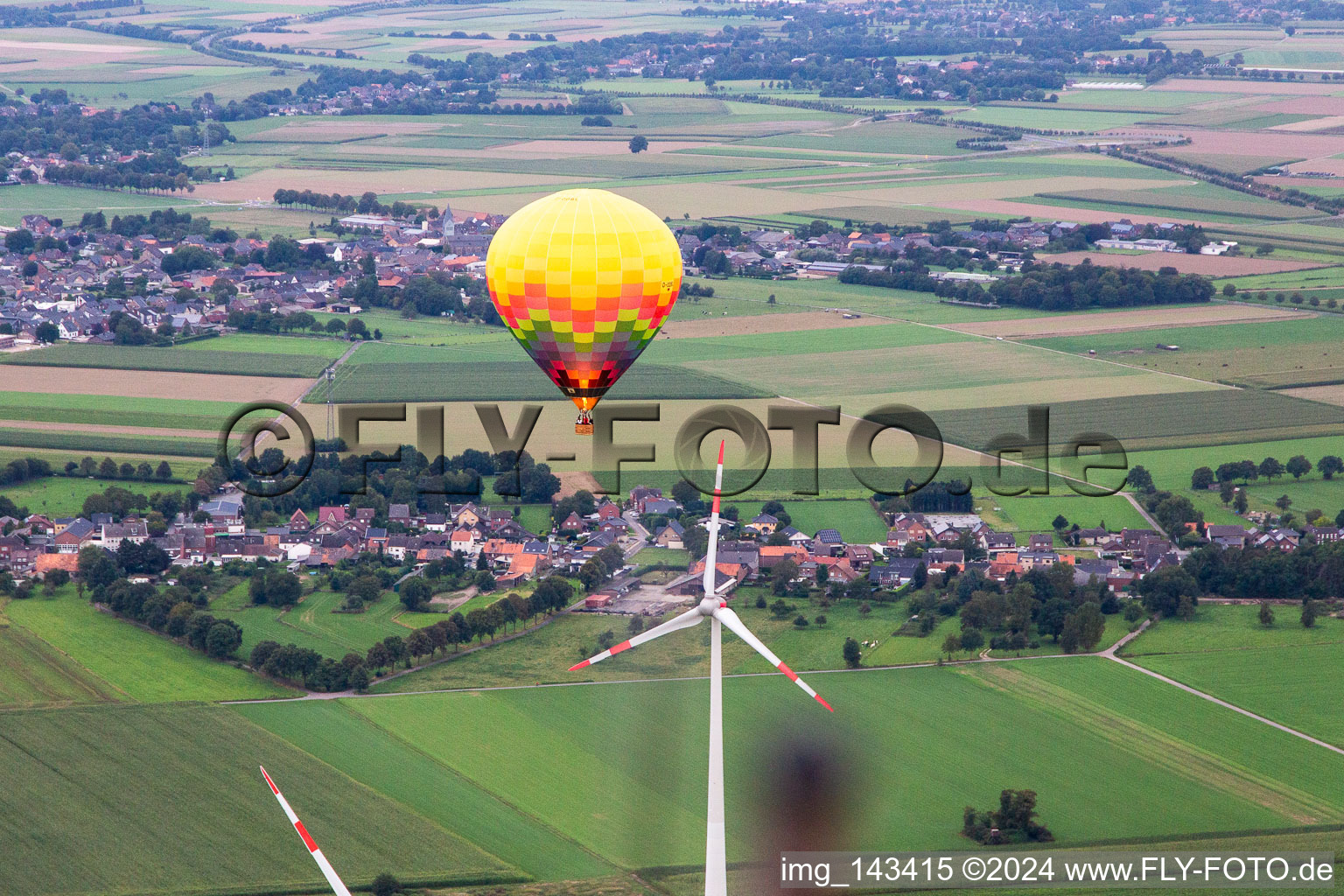 Photographie aérienne de Montgolfière au parc éolien à le quartier Straeten in Heinsberg dans le département Rhénanie du Nord-Westphalie, Allemagne
