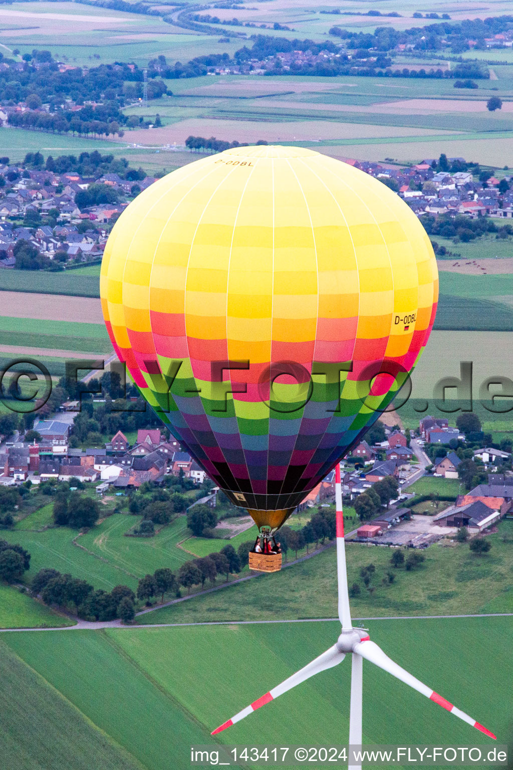 Vue aérienne de Une montgolfière vole près de l'éolienne à le quartier Straeten in Heinsberg dans le département Rhénanie du Nord-Westphalie, Allemagne