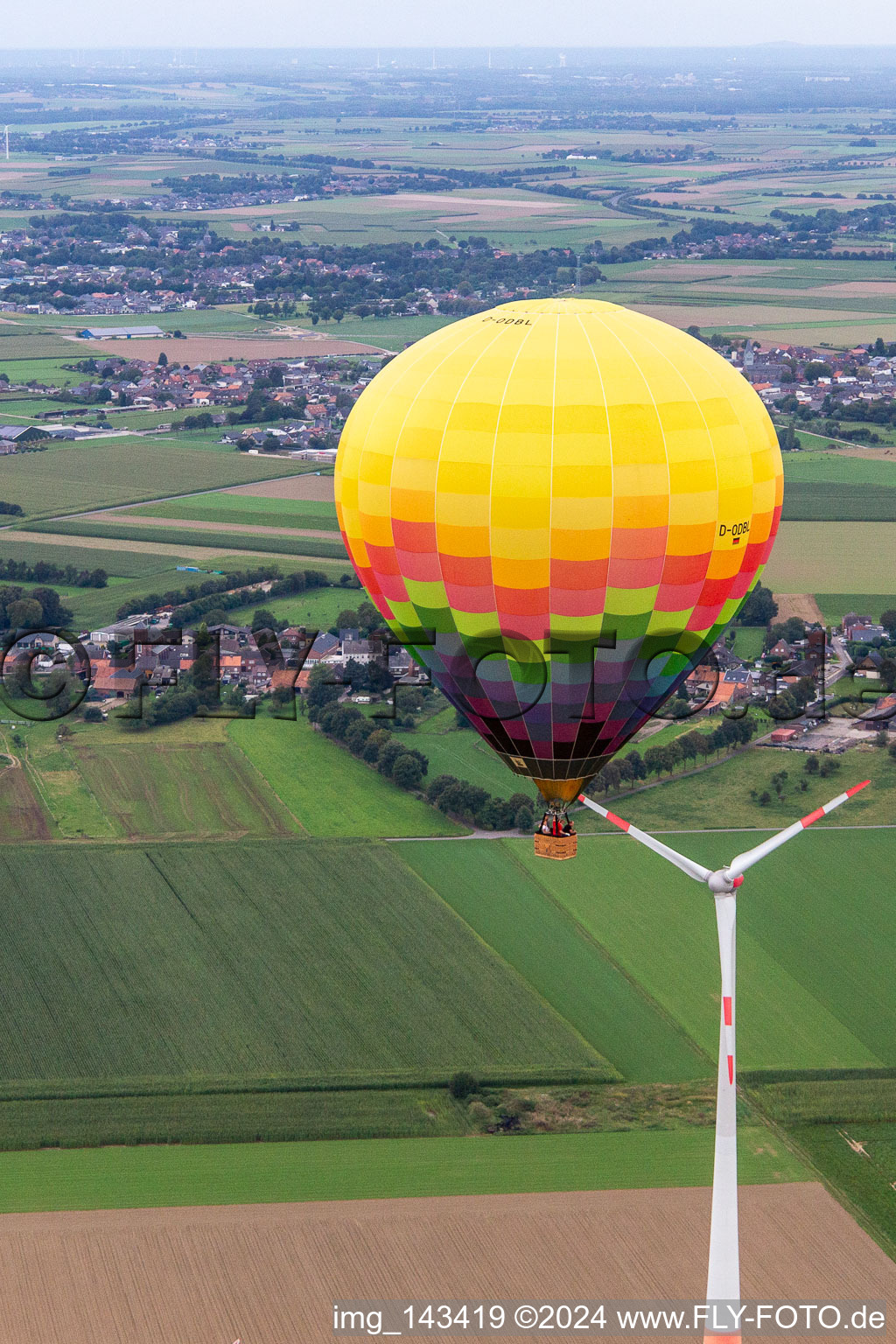Vue aérienne de Une montgolfière vole près de l'éolienne à le quartier Straeten in Heinsberg dans le département Rhénanie du Nord-Westphalie, Allemagne