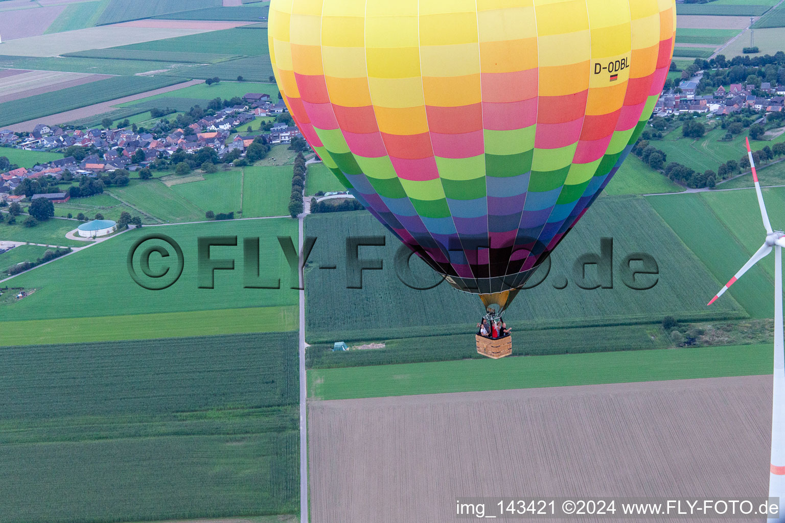 Photographie aérienne de Une montgolfière vole près de l'éolienne à le quartier Straeten in Heinsberg dans le département Rhénanie du Nord-Westphalie, Allemagne