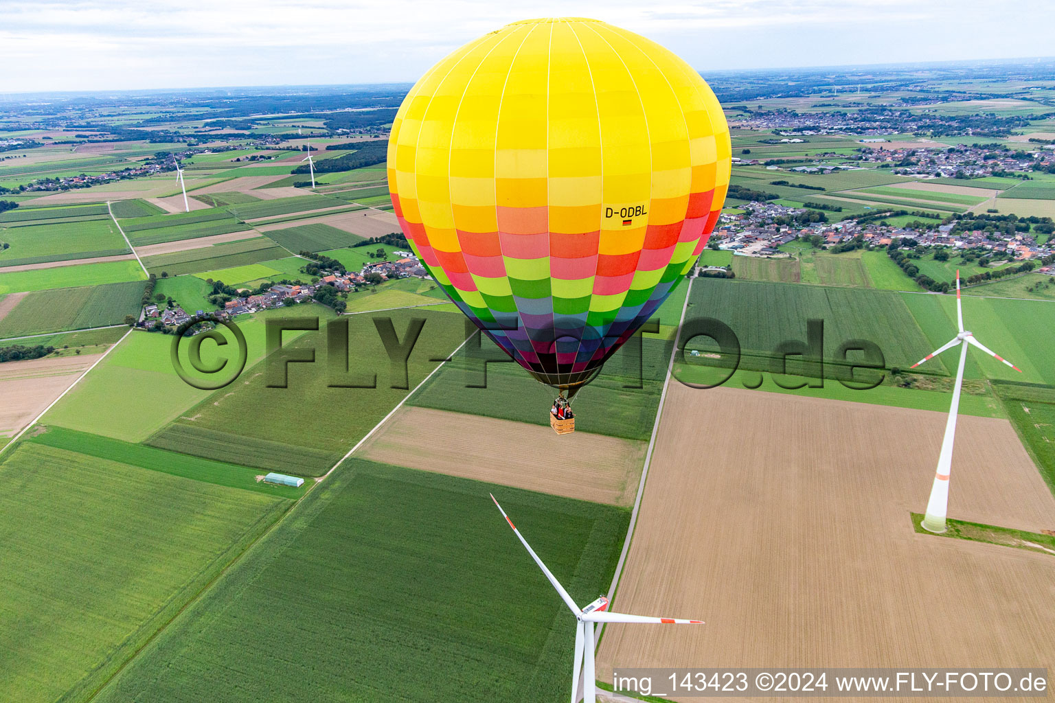 Vue oblique de Une montgolfière vole près de l'éolienne à le quartier Straeten in Heinsberg dans le département Rhénanie du Nord-Westphalie, Allemagne