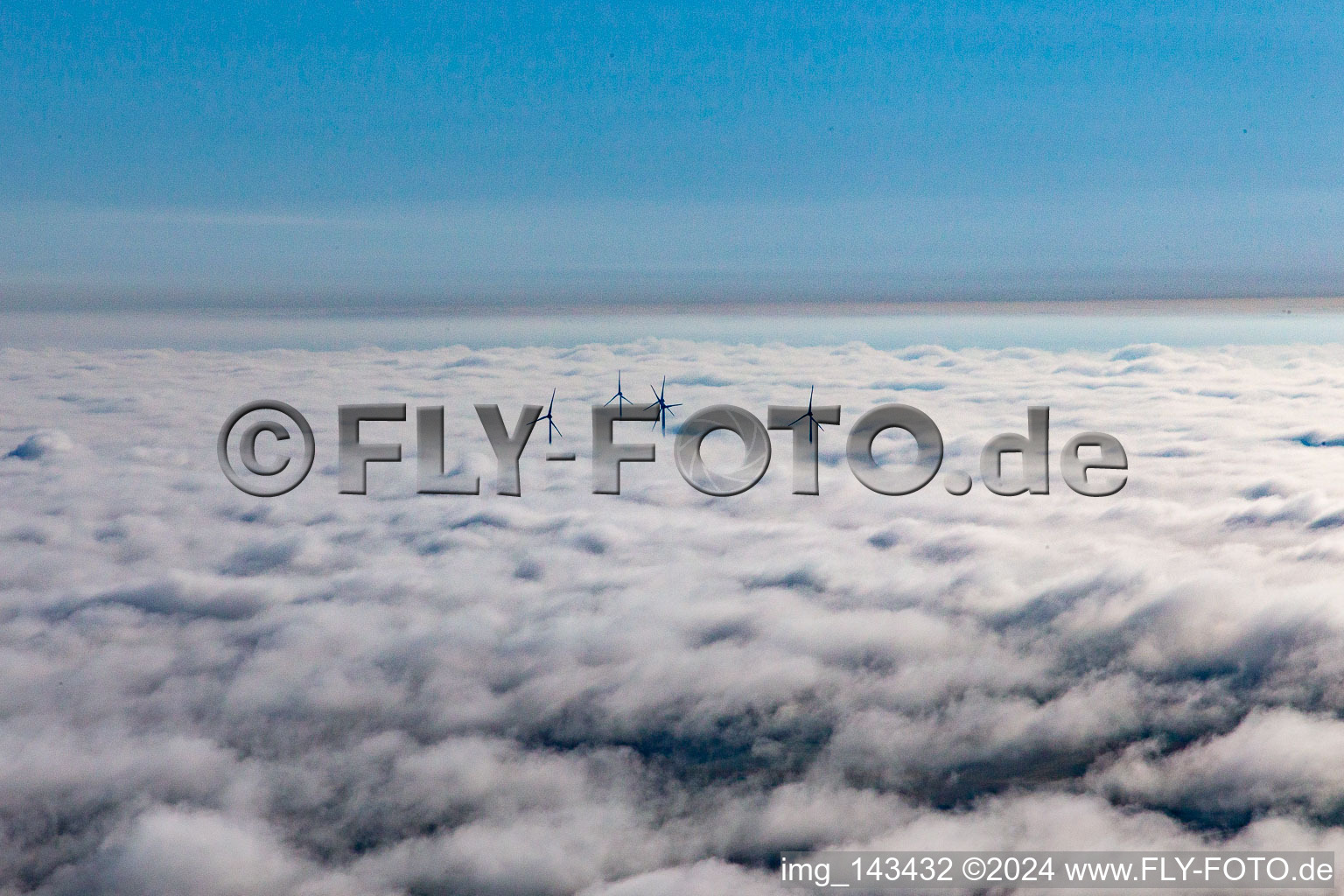 Vue aérienne de Parc éolien à Hatzenbühl dans les nuages à Hatzenbühl dans le département Rhénanie-Palatinat, Allemagne