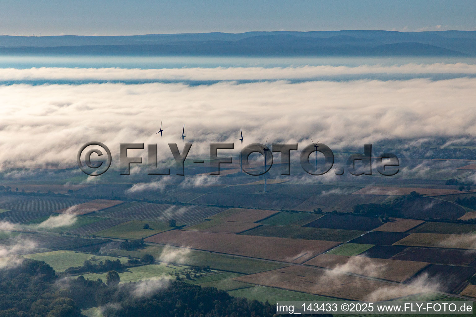 Vue aérienne de Parc éolien à Minfeld dans les nuages à Minfeld dans le département Rhénanie-Palatinat, Allemagne