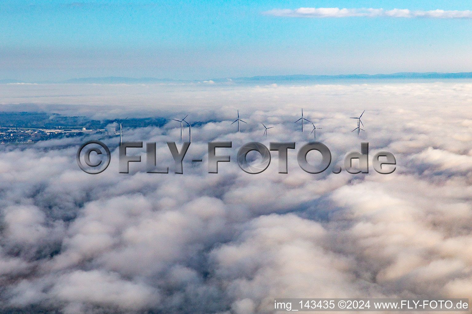Vue aérienne de Les rotors du parc éolien à Offenbach s'élèvent au-dessus des nuages bas à le quartier Offenbach in Offenbach an der Queich dans le département Rhénanie-Palatinat, Allemagne