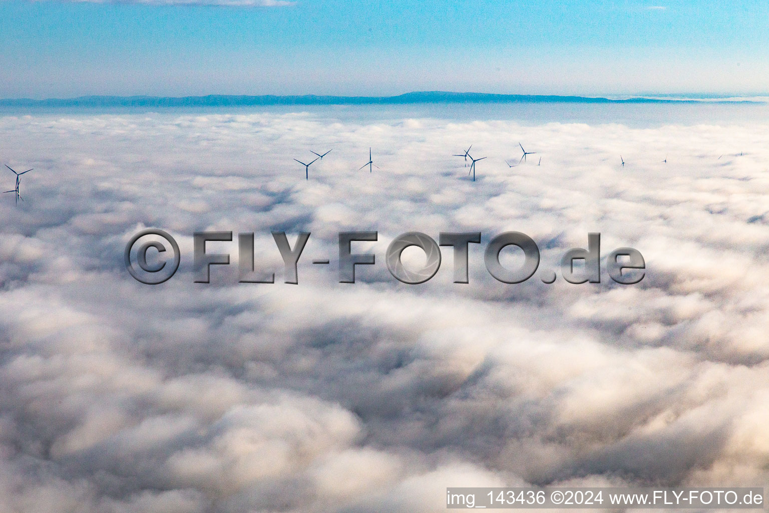 Vue aérienne de Les rotors du parc éolien à Offenbach s'élèvent au-dessus des nuages bas à le quartier Offenbach in Offenbach an der Queich dans le département Rhénanie-Palatinat, Allemagne