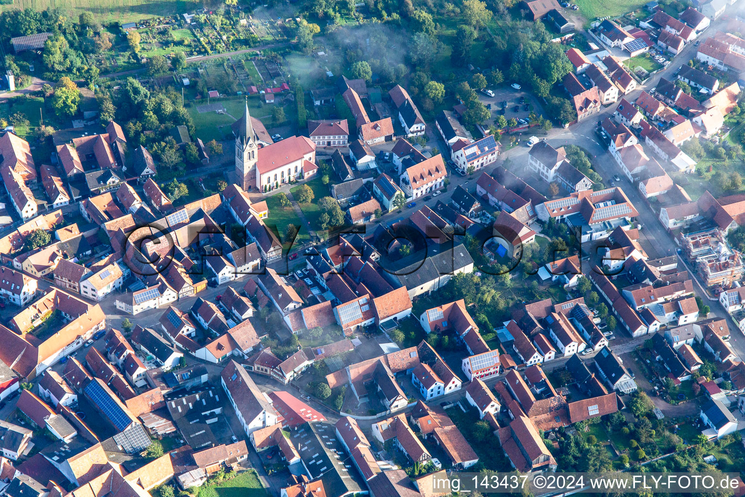 Vue aérienne de Église catholique à Steinweiler dans le département Rhénanie-Palatinat, Allemagne