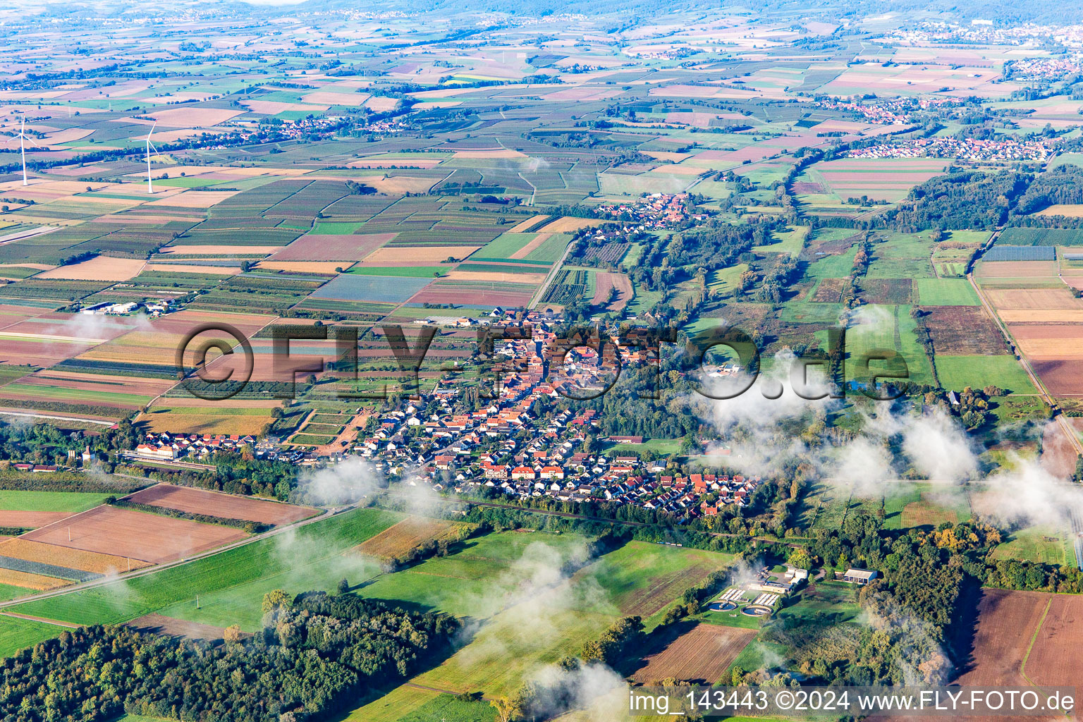 Vue aérienne de Village avec des nuages venant de l'est à Winden dans le département Rhénanie-Palatinat, Allemagne