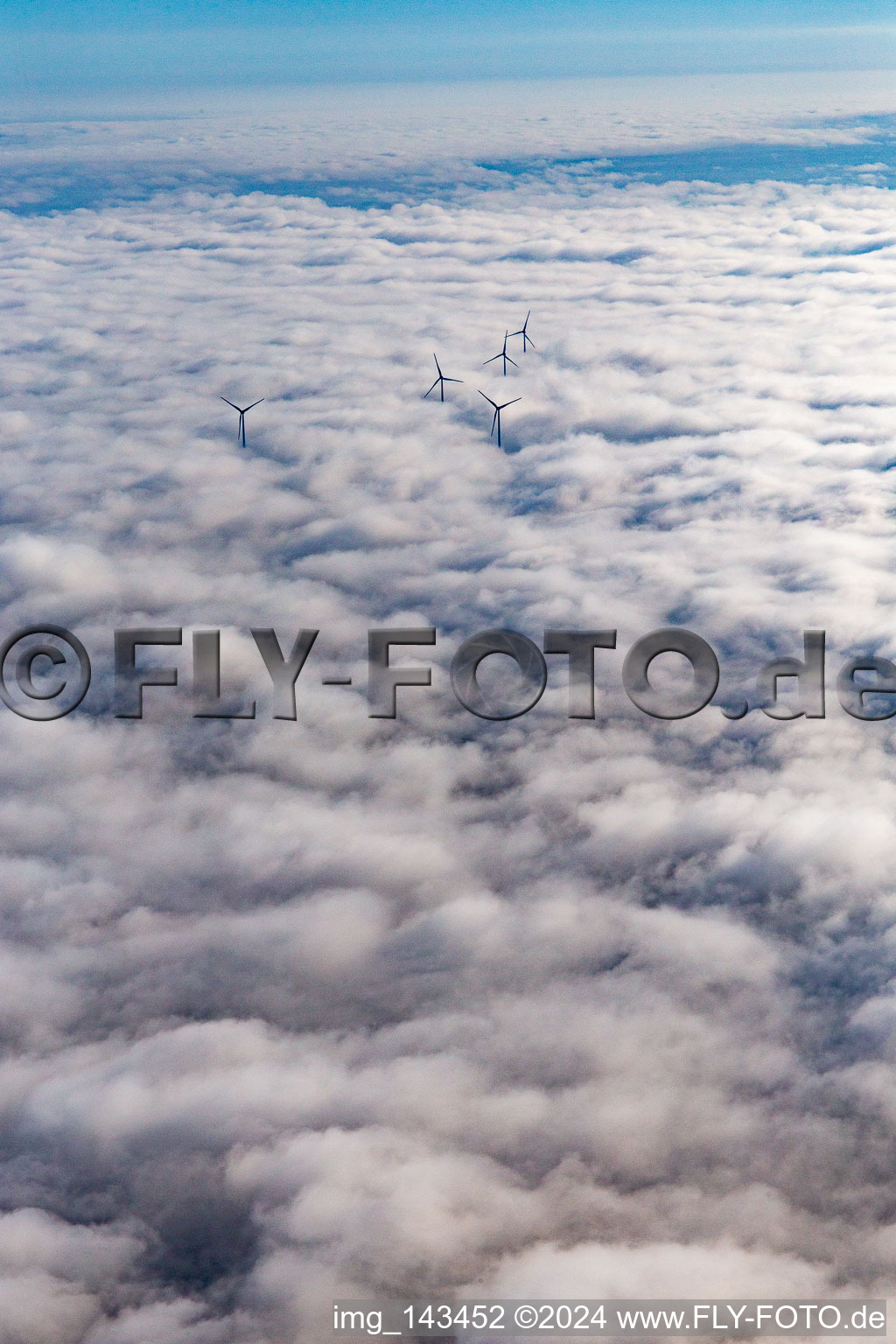 Vue aérienne de Les rotors du parc éolien à Hatzenbühl s'élèvent au-dessus des nuages bas à Hatzenbühl dans le département Rhénanie-Palatinat, Allemagne