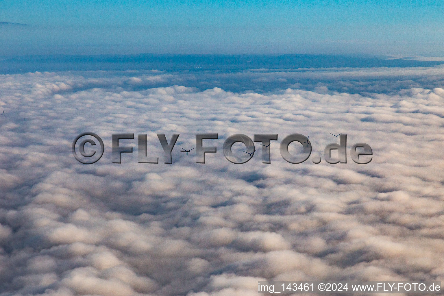 Photographie aérienne de Les rotors du parc éolien à Offenbach s'élèvent au-dessus des nuages bas à le quartier Offenbach in Offenbach an der Queich dans le département Rhénanie-Palatinat, Allemagne