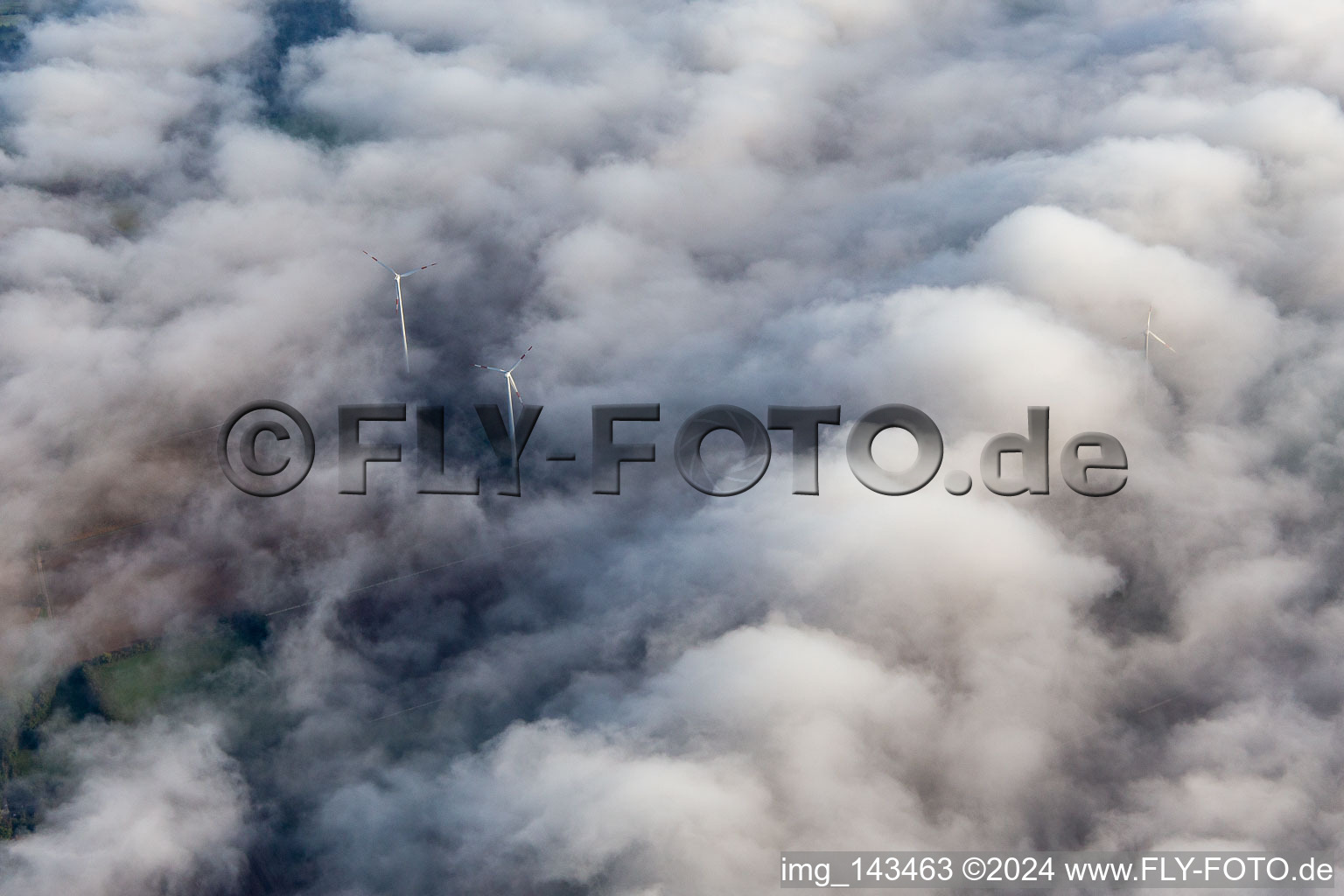 Parc éolien à Minfeld partiellement dans les nuages à Minfeld dans le département Rhénanie-Palatinat, Allemagne d'en haut