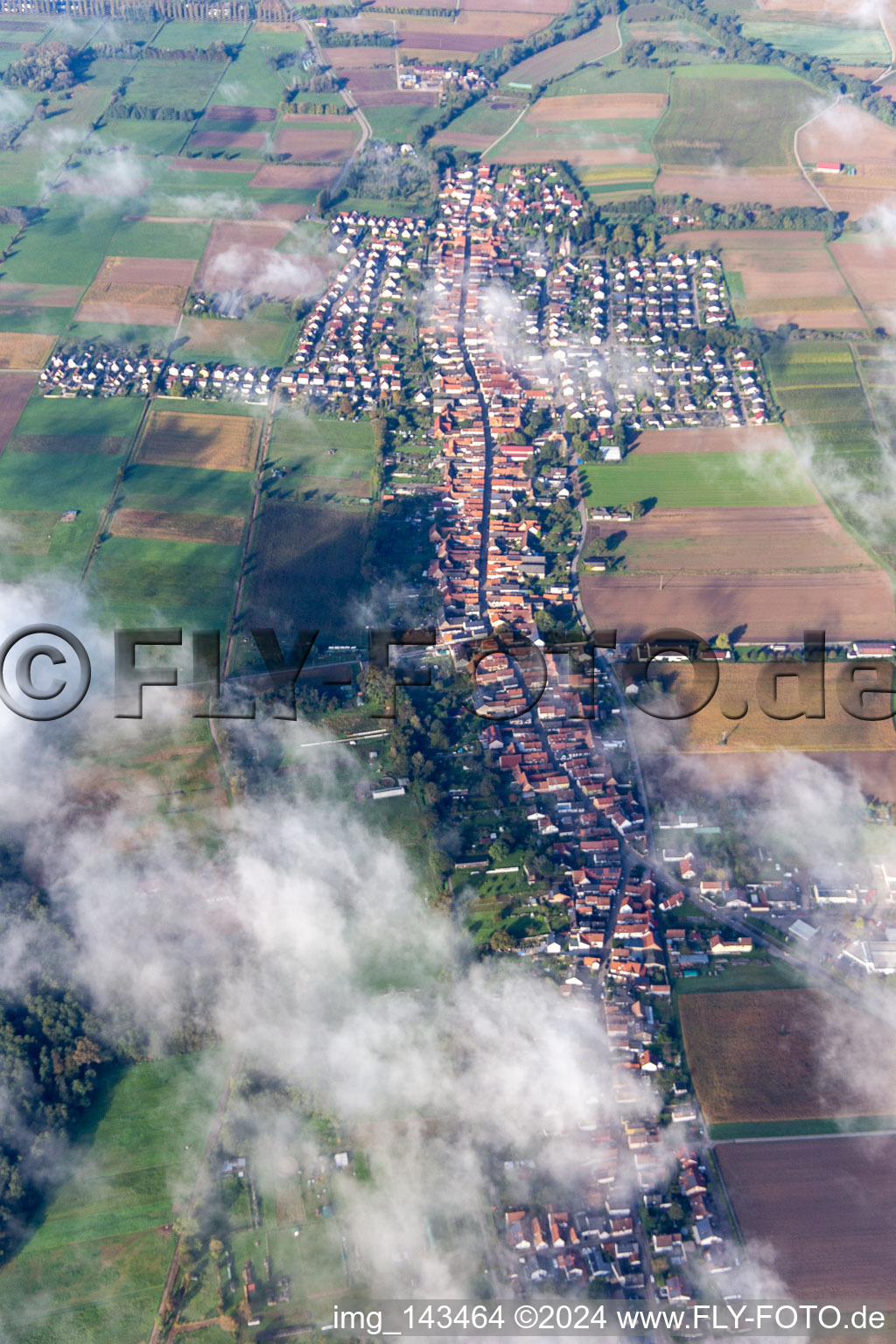 Vue oblique de Village avec des nuages venant de l'est à Freckenfeld dans le département Rhénanie-Palatinat, Allemagne