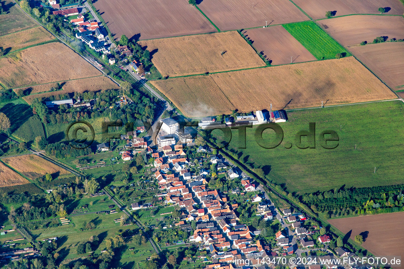 Vue aérienne de Passage à niveau à l'ouest à le quartier Schaidt in Wörth am Rhein dans le département Rhénanie-Palatinat, Allemagne