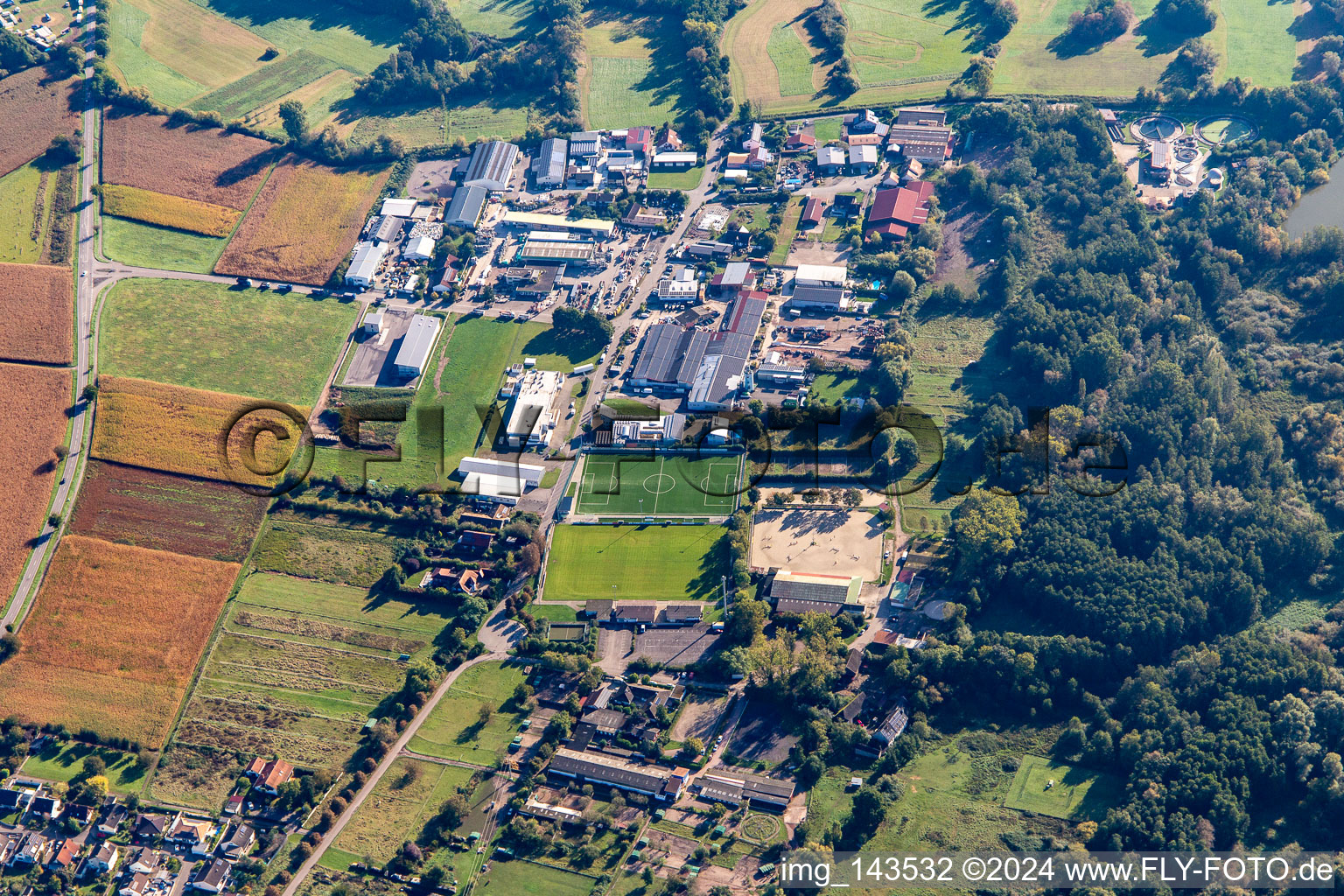 Vue aérienne de Industriestraße avec terrain de football TSV Fortuna à Billigheim-Ingenheim dans le département Rhénanie-Palatinat, Allemagne