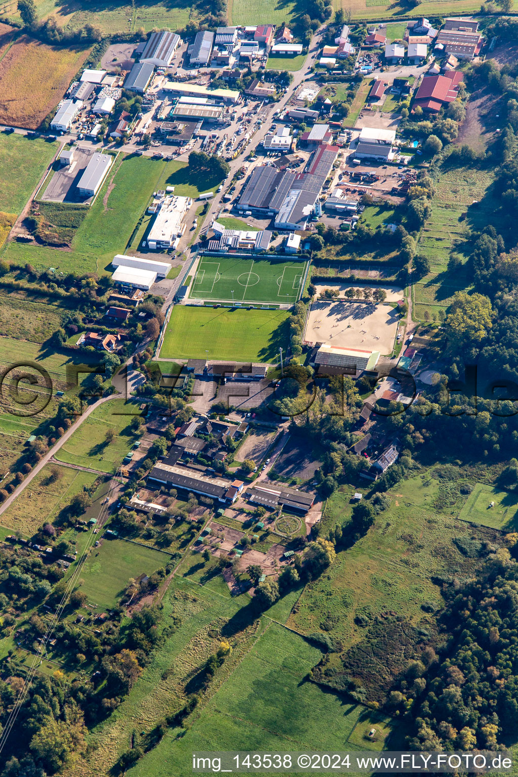 Vue aérienne de Industriestraße avec terrain de football TSV Fortuna à Billigheim-Ingenheim dans le département Rhénanie-Palatinat, Allemagne