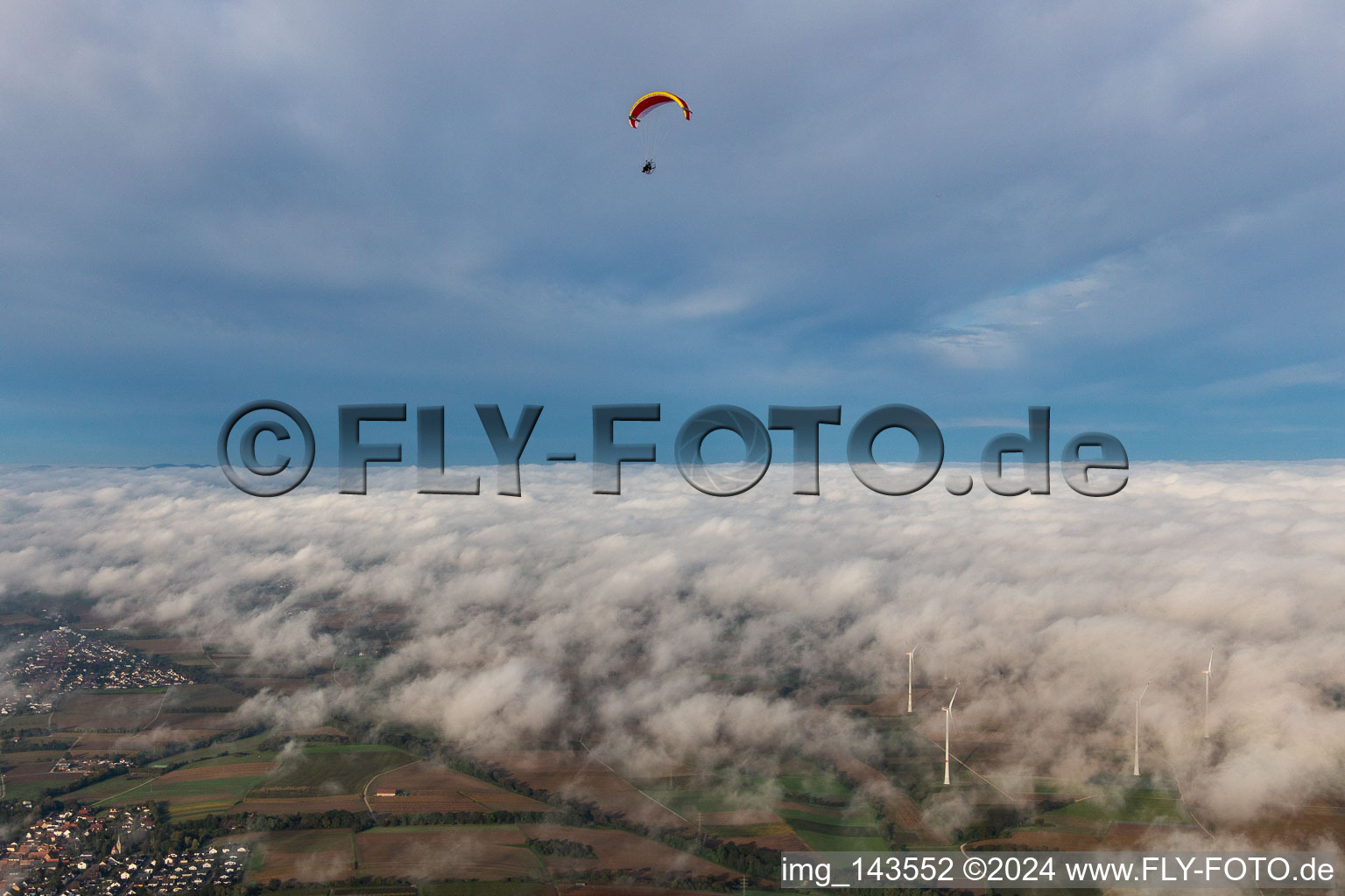Vue aérienne de Parapente au-dessus du parc éolien Freckenfeld dans les nuages à Freckenfeld dans le département Rhénanie-Palatinat, Allemagne