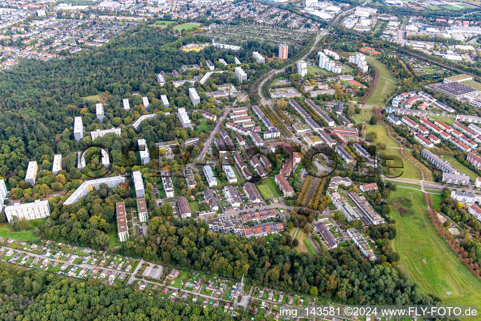 Vue aérienne de Centre à le quartier Oberreut in Karlsruhe dans le département Bade-Wurtemberg, Allemagne