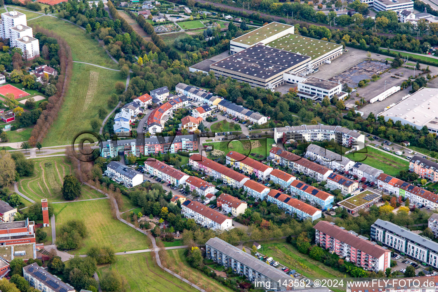 Vue aérienne de Rue Eva-Maria-Buch à le quartier Oberreut in Karlsruhe dans le département Bade-Wurtemberg, Allemagne