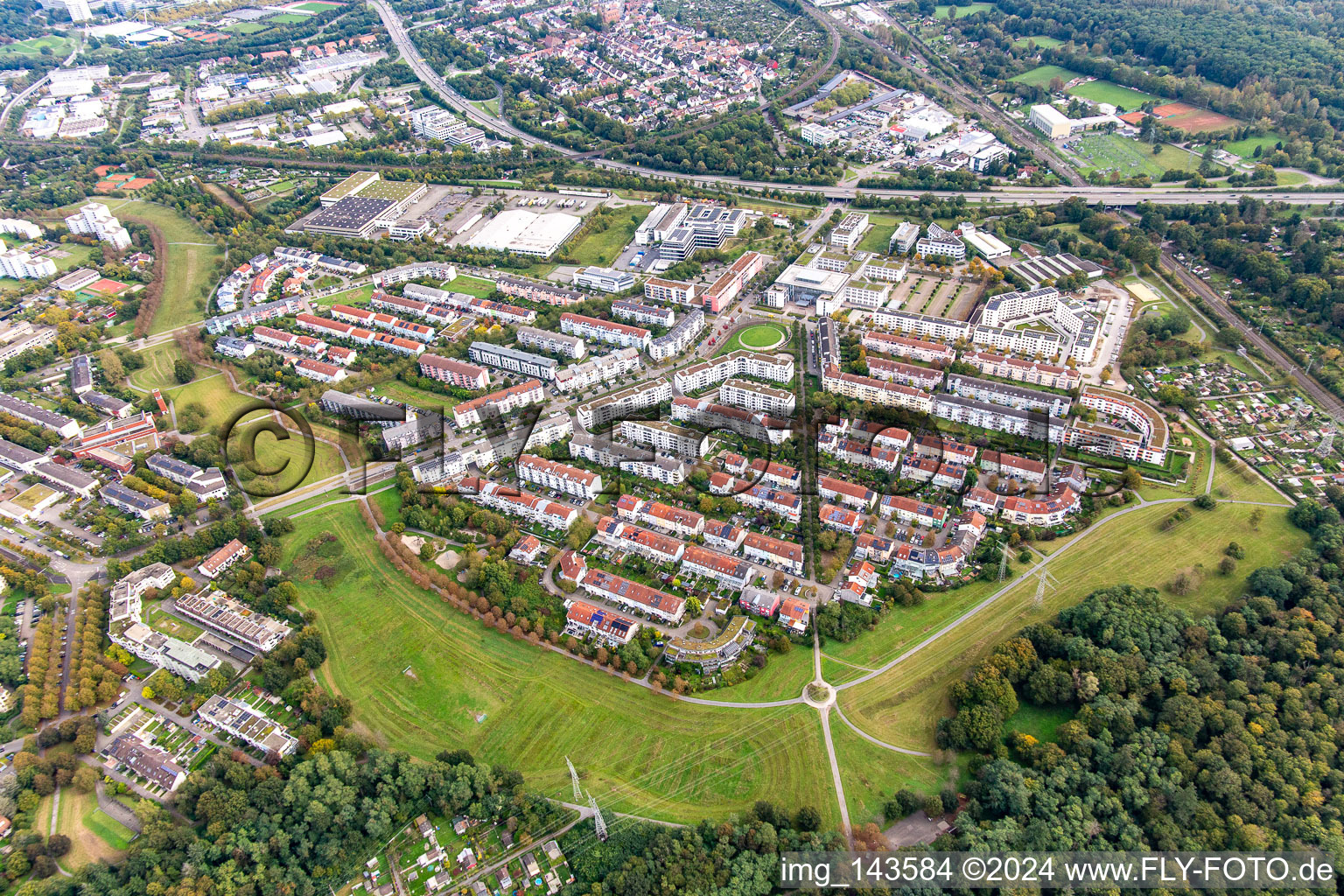Vue aérienne de Badeniaplatz à le quartier Oberreut in Karlsruhe dans le département Bade-Wurtemberg, Allemagne